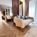 Yang 23rd Floor Panoramic View & King Bed, Parkin